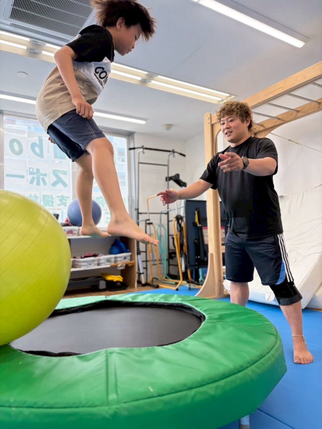 トランポリンでジャンプの練習をするお子さま