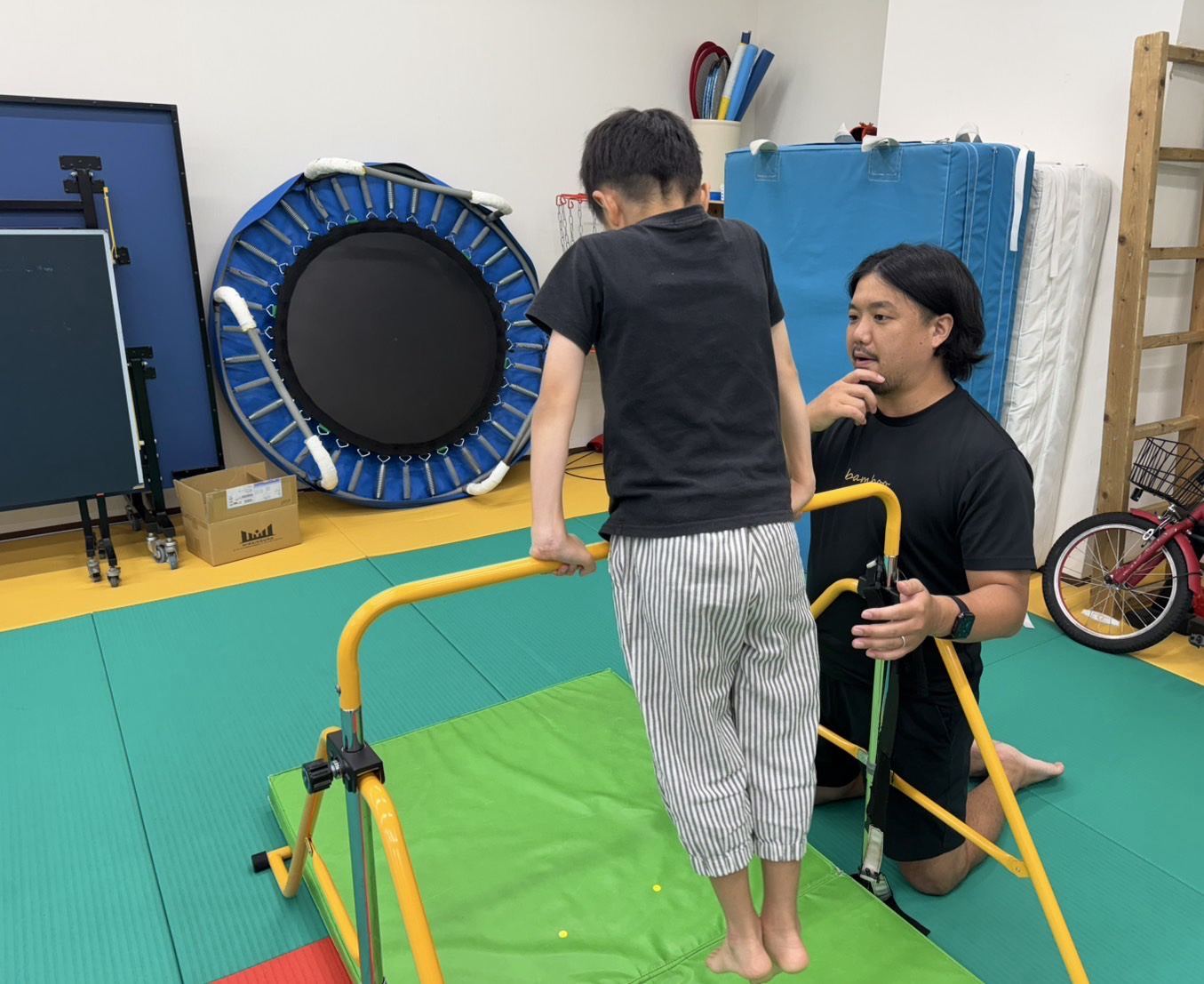 鉄棒の練習に取り組むお子さま