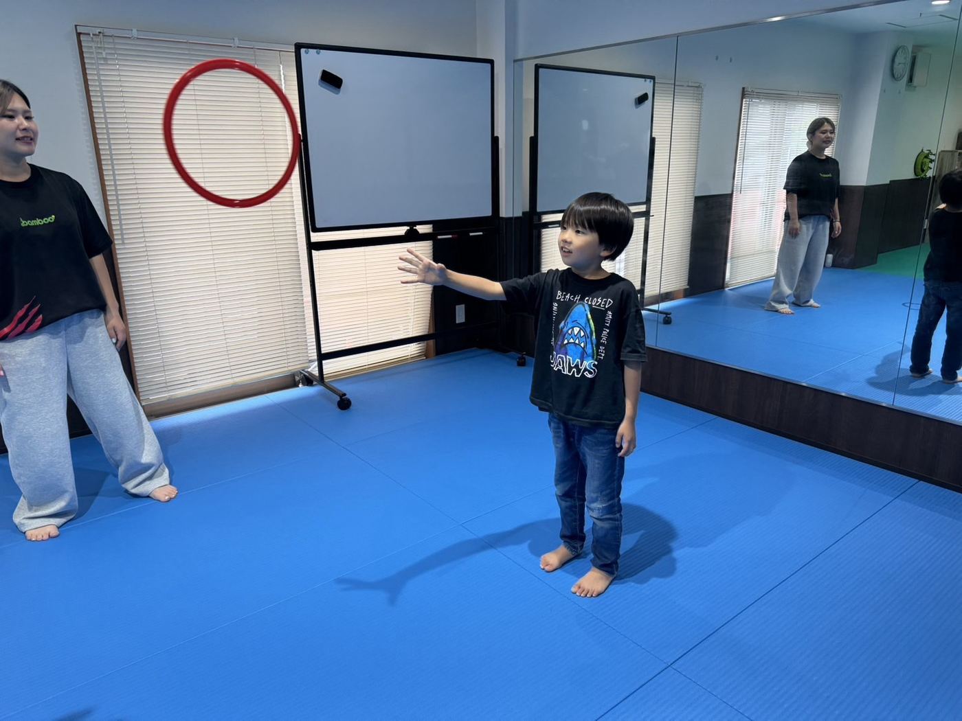 フープを使った運動に取り組むお子さま