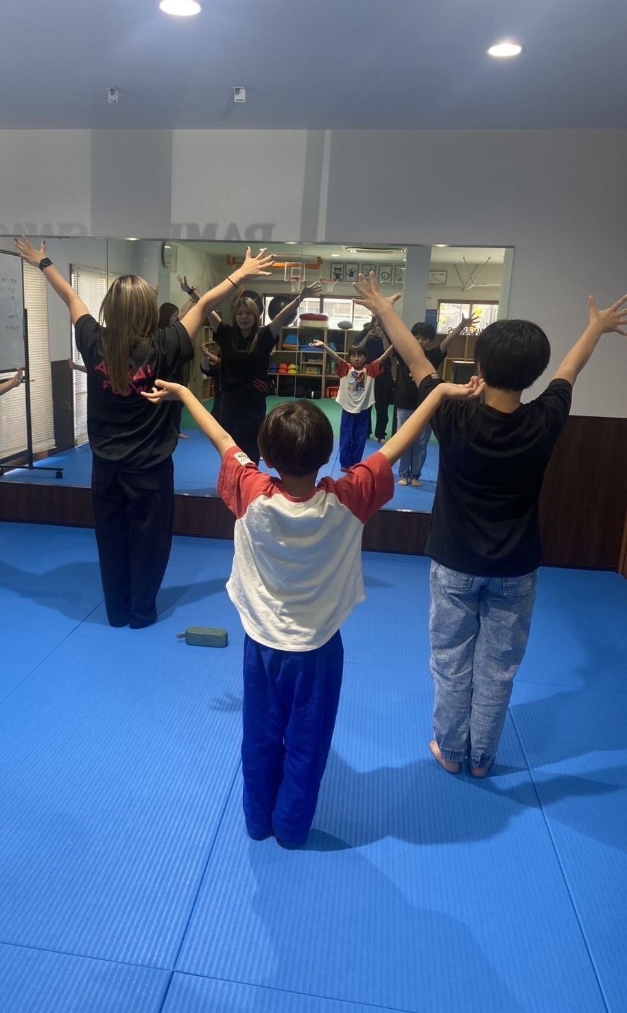 体操に取り組むお子さまたち