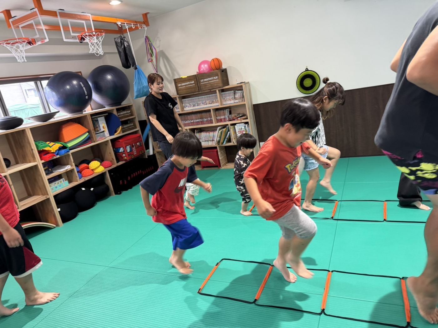 ラダーを使った運動に取り組むお子さまたち