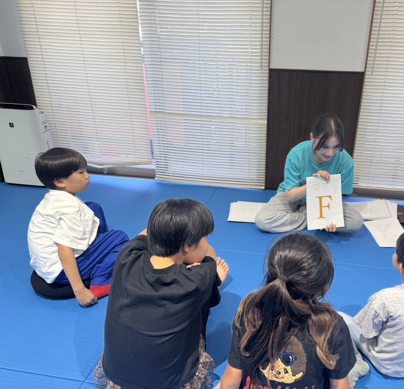 読み聞かせを聞くお子さまたち