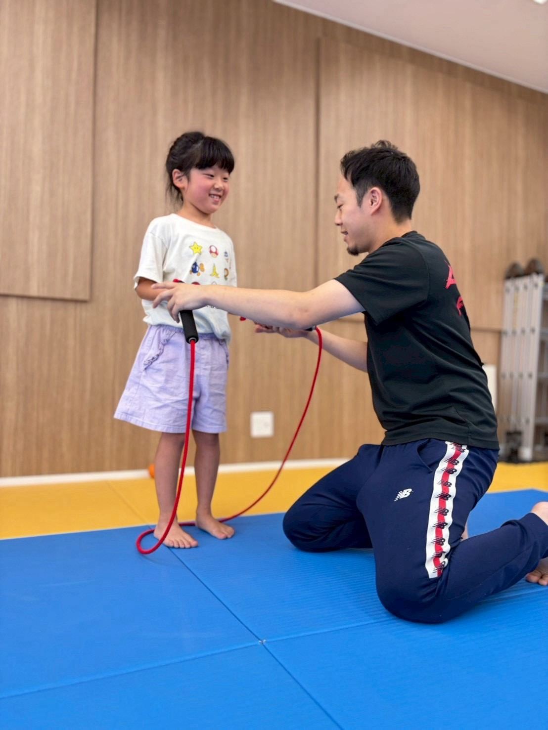 なわとびを使った運動療育に取り組むお子さまとスタッフ