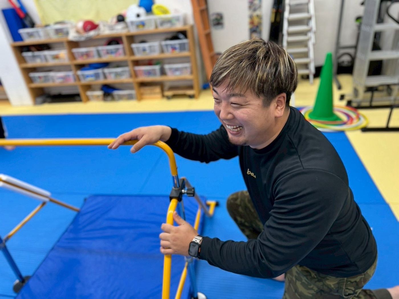 鉄棒を使った運動の準備をするスタッフ