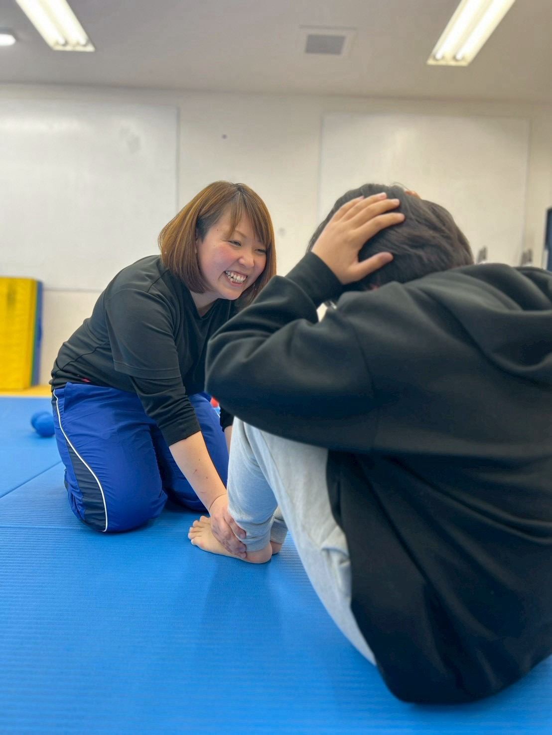 お子さまに寄り添って運動をサポートするスタッフ